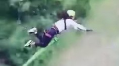 Horor při bungee jumpingu: Žena ochrnula po drsném dopadu