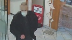 Přepadl banku a odjel taxíkem. Teď se zřejmě možná schovává v Česku