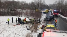 Mladík přejel do protisměru, čelně se srazil s dalším autem. Pět zraněných
