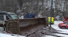 Sníh komplikoval dopravu celý den. Stala se řada nehod, zranilo se několik lidí