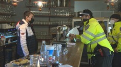 Úřadům došla trpělivost s otevřenou hospodou, personál odvedla policie