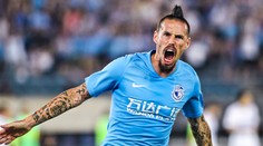 Švédské bláznovství po příletu Hamšíka! Vítali ho dýmovnicemi