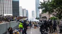 Peking mobilizuje armádu! U hranic Hongkongu jsou stovky transportérů