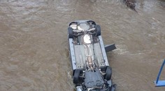 Muž nezvládl řízení, auto se dvěma dětmi skončilo převrácené v řece!