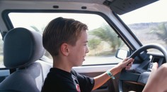 Auto v Ostravě řídil třináctiletý kluk, vezl další čtyři kamarády!