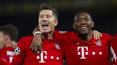 Bayern nezastavila ani červená karta. Lewandowski dal další hattrick