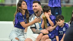 Messiho manželka ukázala vánoční idylku, Neymar si zatancoval s maminkou