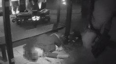 Opilec "vrostl" do zastávky. Aby se k němu dostali, museli ji rozebrat!