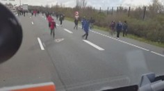 VIDEO: Šílený řidič kamionu najížděl na uprchlíky u dálnice!