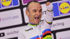 Bezruký cyklista bere svou výhru s humorem. Hodinky nadšeně nosí