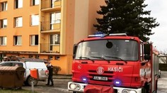 V Havlíčkově Brodě vzplál bytový dům. Hasiči evakuovali desítky lidí