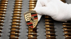 Porsche je v pasti. Prudce brzdí s elektromobilitou, ale dál se propadá