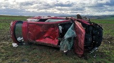Šest zraněných při nehodě u Plzně. Auto s dětmi skončilo zdemolované na poli
