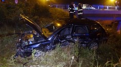 Auto po smyku prorazilo svodidla a zřítilo se ze srázu vedle mostu