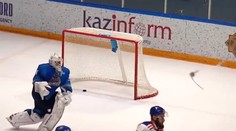 Zbláznil se? Ruský gólman vybouchl, po obdržené brance létaly třísky
