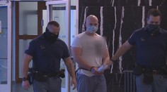 Chtěl vyhodit miminko z okna, teď je obžalovaný z pěti trestných činů