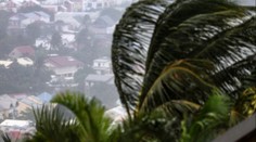 Turisté uvízli na dovolené. Ostrovy jsou v nejvyšší pohotovosti, žene se silná bouře