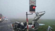 Tragédie na přejezdu: Vlak smetl plně obsazené auto! Dva mrtví