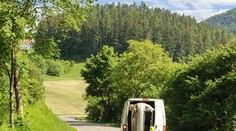 To policisté ještě neviděli. Řidič převážel vrak osobáku v dodávce