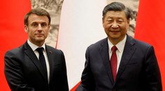 Macronovi dochází trpělivost. Poletí přesvědčit Číňany, aby zastavili válku