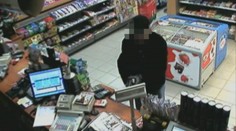 Prodavačka hrála přepadenou, byla lupičovou milenkou! Policii neošálili