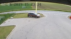 To se vyplatí... Muž chtěl odjet bez zaplacení. Naboural, co se dalo