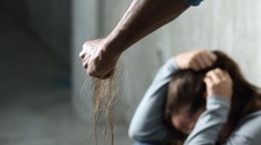 Kopance na zemi, tahání za vlasy: Dívky brutálně zbily spolužačku