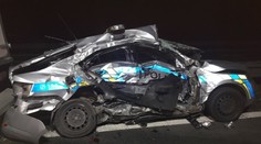 Zloděj ukradl dodávku. Při útěku totálně zdemoloval policejní auto