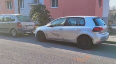Řidič v Třebíči naboural několik aut a ujel. Pátrá po něm policie