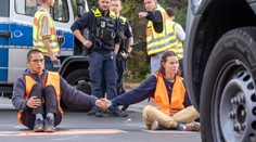 Blokády v New Yorku a Berlíně, poničená Brandenburská brána. Klimaaktivisté řádili