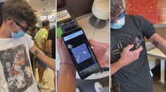 Mladík si nechal vytetovat potvrzení o očkování na ruku