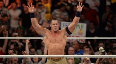 Wrestler John Cena pomohl z vozíčku hendikepovanému fanouškovi
