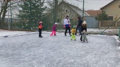Město ustoupilo. Lidé na vlastním kluzišti v Jihlavě už zase můžou bruslit