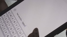 Přibývá nehod kvůli mobilu za volantem. Řidiči riskují i používáním handsfree