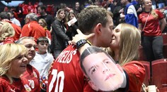 Dvojitý happy end. Bronzový florbalista z MS se zasnoubil, o ruku žádal v hledišti
