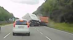 VIDEO: Dodávka v plné rychlosti narazila do odstavené tatry. Řidič byl zrovna pod vozem