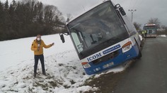 Ledová fronta zasáhla Česko. Sníh na silnicích způsobil mnoho nehod