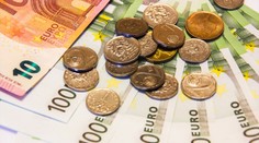 Koruna je nejsilnější k euru za 15 let. Lidé by toho měli využít, radí ekonomové