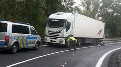 Mladý motorkář nezvládl zatáčku. Narazil do kamionu a zemřel
