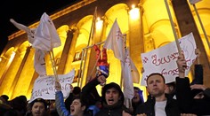 Demonstranti volali po reformě voleb, policie je tvrdě rozehnala