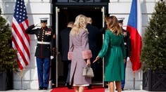 Trumpův trapas: Zapomněl na focení, manželky jen krčily rameny