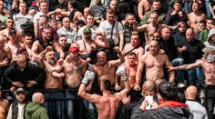VIDEO: Kickboxerské gala přerušila bitka diváků, létaly židle, lidé se ukryli pod ring