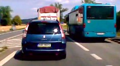 Riskantní souboj u zastávky: Má přednost autobus, nebo auto?