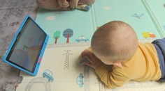 Většina českých kojenců tráví čas u obrazovek. Může to zpomalit vývoj