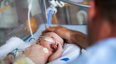 Žena zatajila porod doma, záchranáři u ní našli miminko v kritickém stavu
