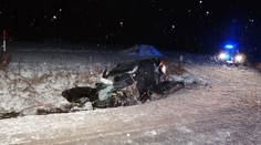 Řidič vjel pod protijedoucí kamion, z vraku ho museli vystříhat hasiči