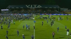 Scéna jako z Edenu. Fanoušek v Anglii srazil gólmana soupeře tvrdě k zemi