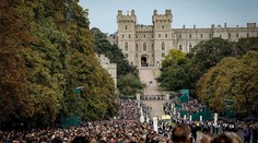 Rozloučení s královnou Alžbětou II.: Královnina rakev byla uložena do hrobky