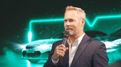 Ondřej Novotný moderoval otevření autosalonu. Na akci přišla i kapela Mig 21