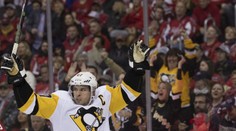 Crosby má 800. nahrávku, Matthews dotahuje Pastu. Kämpf skóroval